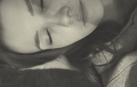 De ce vorbim in somn?