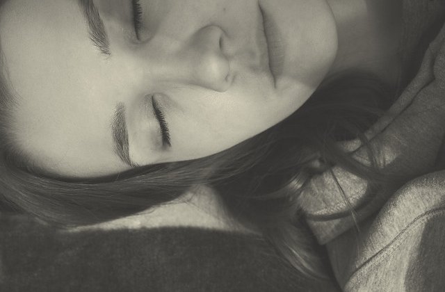 De ce vorbim in somn?