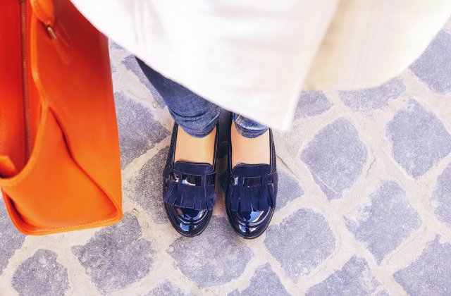 Doamna cu pantofi albastri. Povestea din sala de judecata care a cucerit toata Romania