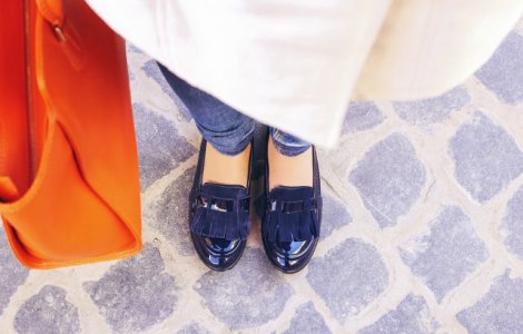 Doamna cu pantofi albastri. Povestea care a cucerit toata Romania