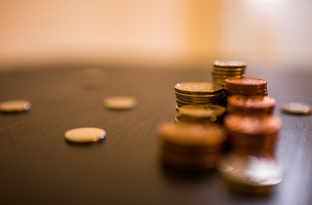 Cum sa-ti gestionezi banii eficient:  5 idei simple pentru a economisi inteligent