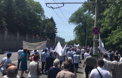 Sindicalisti din industria de aparare au pichetat Palatul Cotroceni