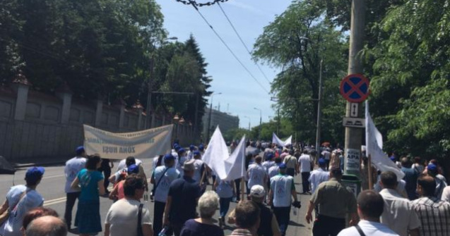 Sindicalisti din industria de aparare au pichetat Palatul Cotroceni