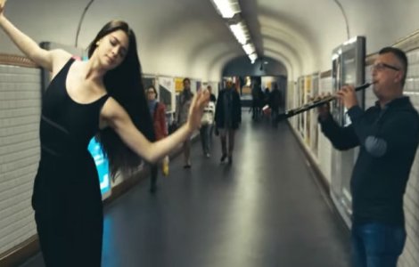 Spectacol subteran: dansatorii se alatura cantaretilor de la metrou