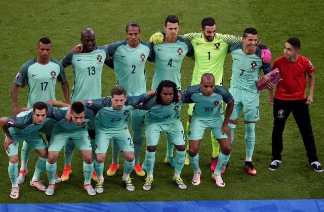 Un fan a inselat vigilenta oamenilor de ordine si a participat la poza de grup a Portugaliei