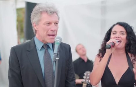Jon Bon Jovi a fost convins sa cante piesa "Livin&#39; on a Prayer" la o nunta
