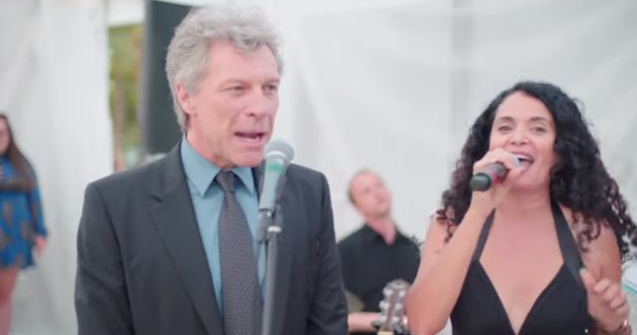 Jon Bon Jovi a fost convins sa cante piesa "Livin' on a Prayer" la o nunta