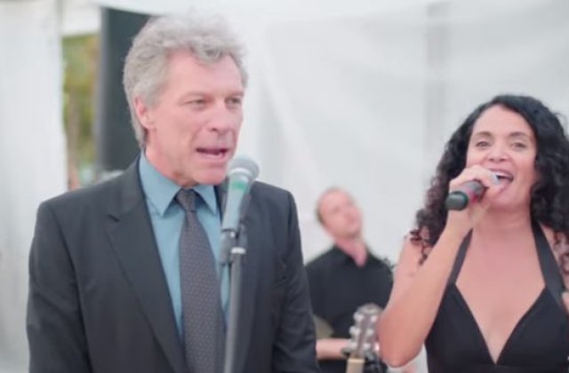 Jon Bon Jovi a fost convins sa cante piesa "Livin' on a Prayer" la o nunta