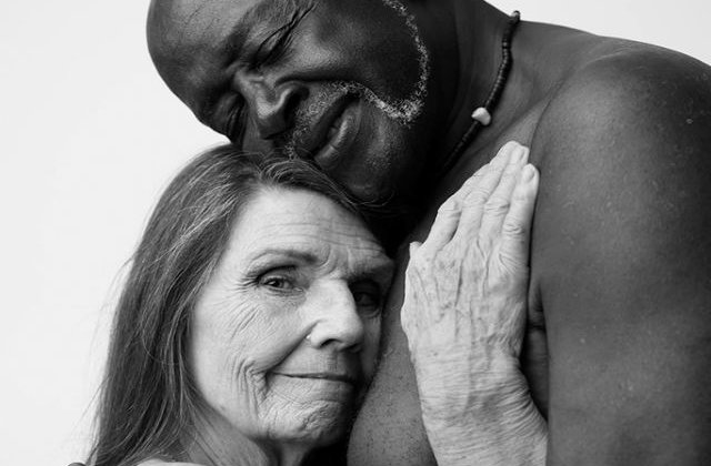 [FOTO] Au pozat nud chiar daca au 70 de ani. Fotografiile au devenit virale