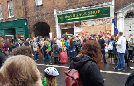 Britanicii, mobilizare dupa ce un magazin romanesc a fost incendiat