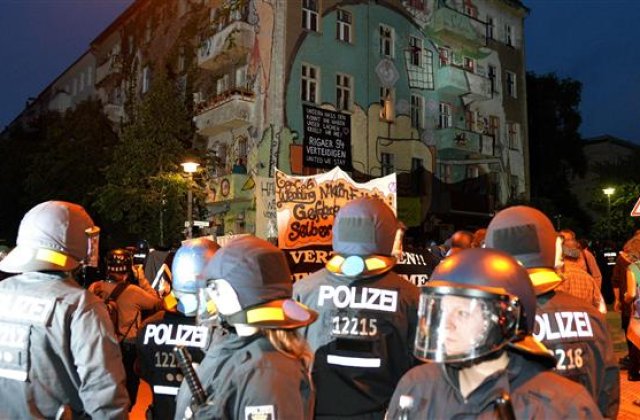 Proteste violente la Berlin fata de evacuarea unei cladiri ocupate ilegal: 123 de politisti au fost raniti