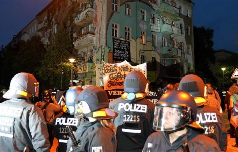 Proteste violente la Berlin fata de evacuarea unei cladiri ocupate ilegal: 123 de politisti au fost raniti