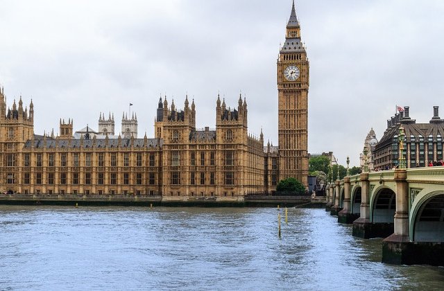 Parlamentarii britanici cer guvernului sa ii lase sa voteze pentru Brexit