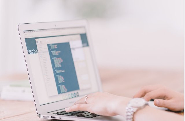 Locurile de munca bine platite pe care le poti face si de acasa