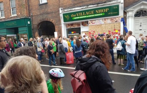 Romanca al carei magazin a fost incendiat in Anglia a povestit cum s-a intamplat