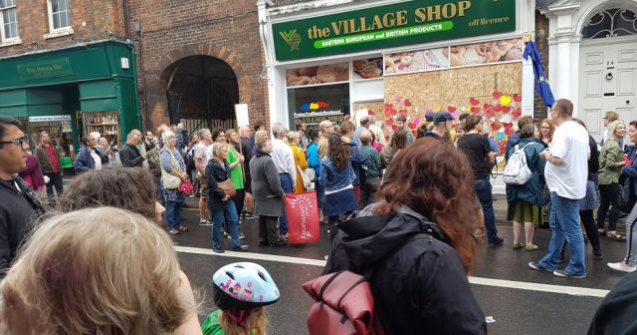 Romanca al carei magazin a fost incendiat in Anglia a povestit cum s-a intamplat