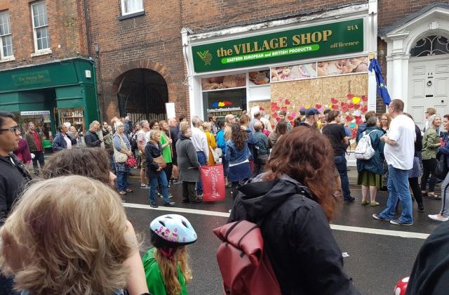 Romanca al carei magazin a fost incendiat in Anglia a povestit cum s-a intamplat