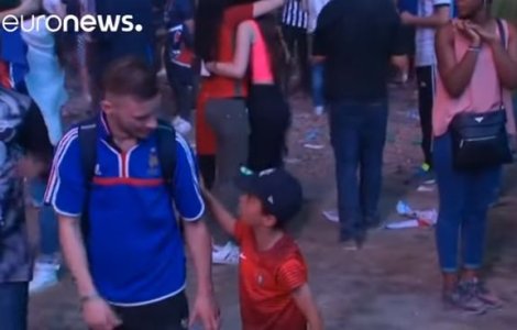  Video  Imagini emotionante: Un fan francez, consolat de un copil port