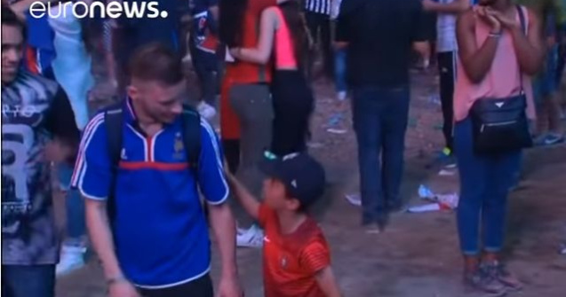  Video  Imagini emotionante: Un fan francez, consolat de un copil port