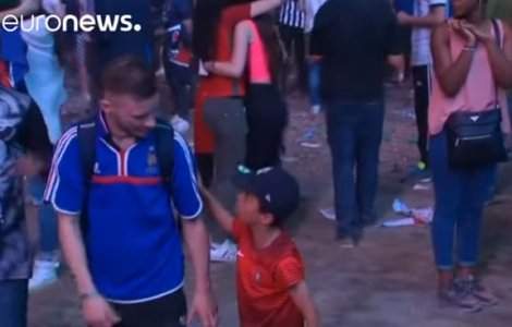  Video  Imagini emotionante: Un fan francez, consolat de un copil port