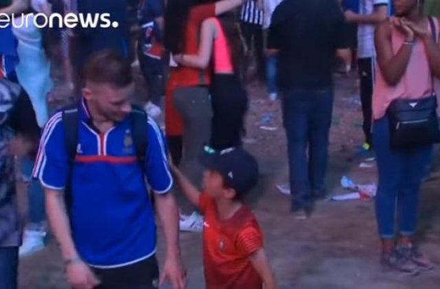 [VIDEO] Imagini emotionante: Un fan francez, consolat de un copil portughez