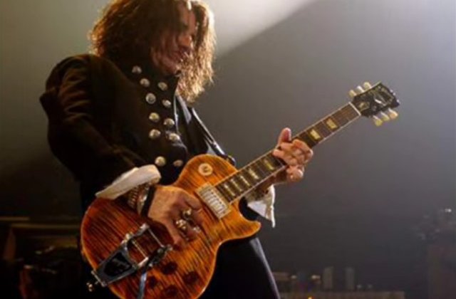 [Video] Joe Perry, spitalizat dupa ce s-a prabusit pe scena in timpul unui concert