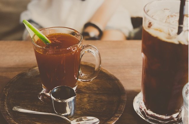 Te deshidrateaza! Top 7 bauturi care ar trebui evitate in zilele caniculare