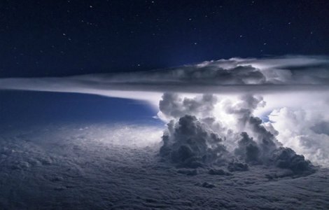 A zburat deasupra furtunii pentru a realiza aceasta fotografie