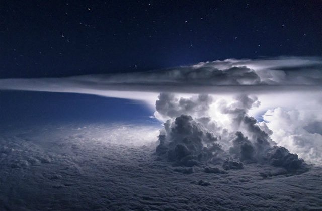 [FOTO] A zburat deasupra furtunii pentru a realiza aceasta fotografie. Este superba!