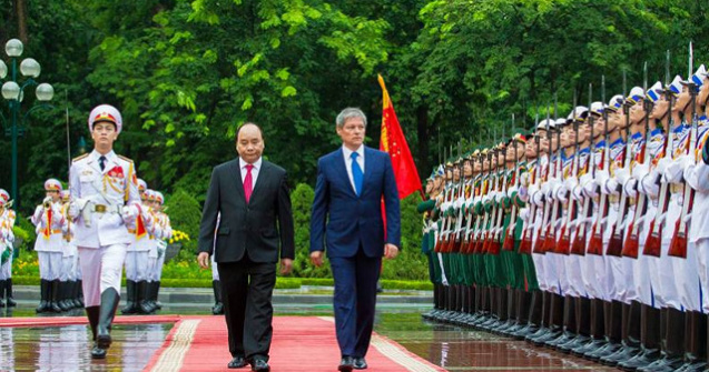 Ciolos s-a intalnit cu omologul sau vietnamez, Nguyen Xuan Phuc. Despre ce au discutat