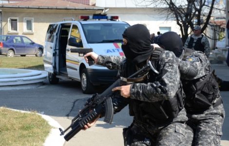 Autorului jafului armat de la o banca din Bistrita, prins