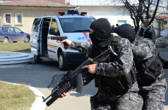 Autorului jafului armat de la o banca din Bistrita, prins. Un politist a fost ranit