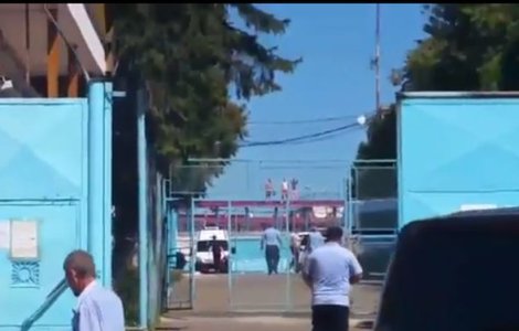 "Prison break" moldovenesc: Rascoala puscariasilor din Iasi si Botosani! S-au urcat pe acoperis