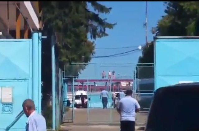 "Prison break" moldovenesc: Rascoala puscariasilor din Iasi si Botosani! S-au urcat pe acoperis