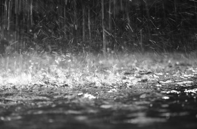 Dupa caldura vin ploile: Cod galben de canicula si furtuni, in jumatate de tara