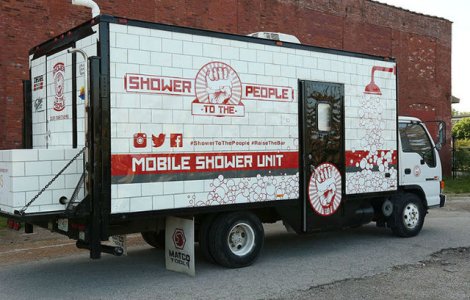 A transformat un camion in dus mobil pentru oamenii strazii