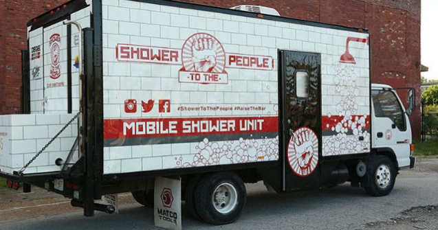 A transformat un camion in dus mobil pentru oamenii strazii