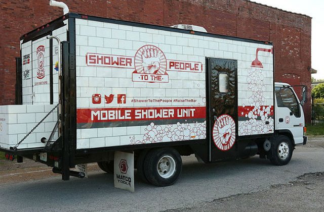 [VIDEO] A transformat un camion in dus mobil pentru oamenii strazii