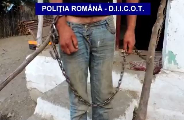 [VIDEO] Descinderea procurorilor DIICOT in Arges, unde o grupare de traficanti tinea sechestrati 40 de tineri