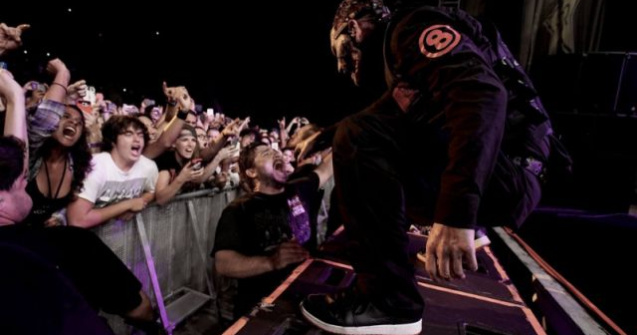 Solistul trupei Slipknot a doborat telefonul unui fan pentru ca trimitea mesaje in timpul concertului