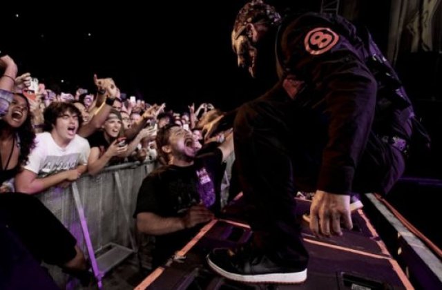 Solistul trupei Slipknot a doborat telefonul unui fan pentru ca trimitea mesaje in timpul concertului