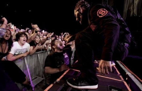 Solistul trupei Slipknot a doborat telefonul unui fan pentru ca trimitea mesaje in timpul concertului