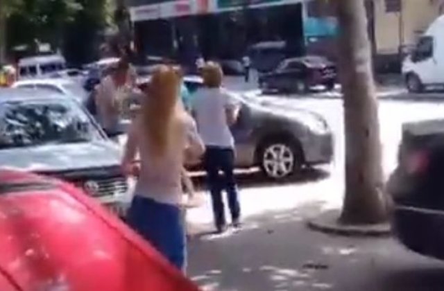 [VIDEO] O femeie a fost lovita pe trotuar de o masina, iar soferul a sarit la bataie
