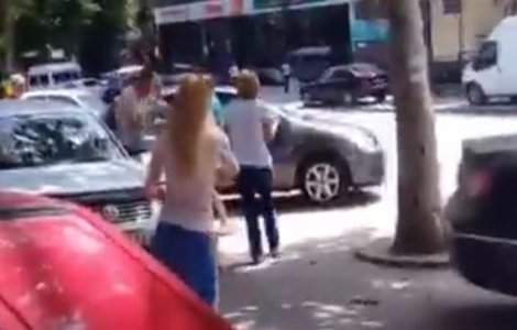  Video  O femeie a fost lovita pe trotuar de o masina, iar soferul a sarit la bataie