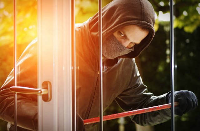Cum te pazesti de hoti in propria casa. 6 sfaturi care iti pot salva viata si bunurile