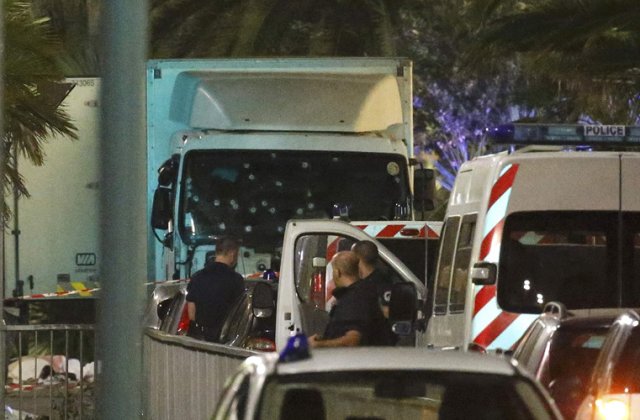 [VIDEO] Atac TERORIST de ziua Frantei. Peste 80 de morti, printre care mai multi copii