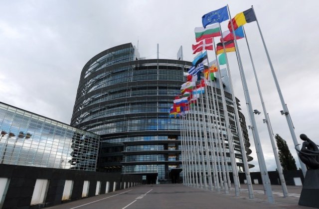 Parlamentul European: Nu este acceptabil ca romanii si bulgarii sa fie tratati diferit in chestiunea vizelor pentru SUA si Canada
