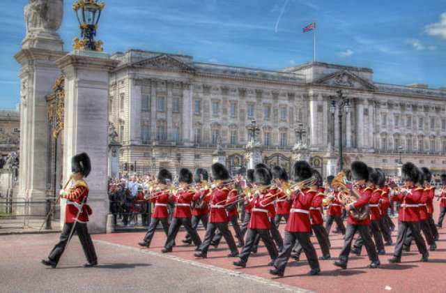 Principesa Margareta si principele Radu - primiti de regina Elisabeta a II-a la Palatul Buckingham