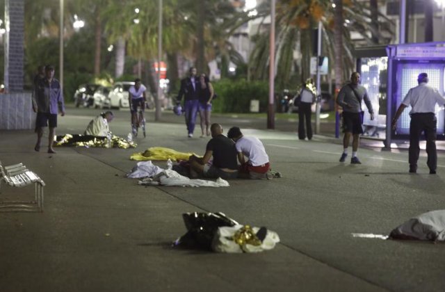 Romani martori la atacul de la Nisa: Camionul mergea in zig-zag, am vazut cum calca oamenii care tipau