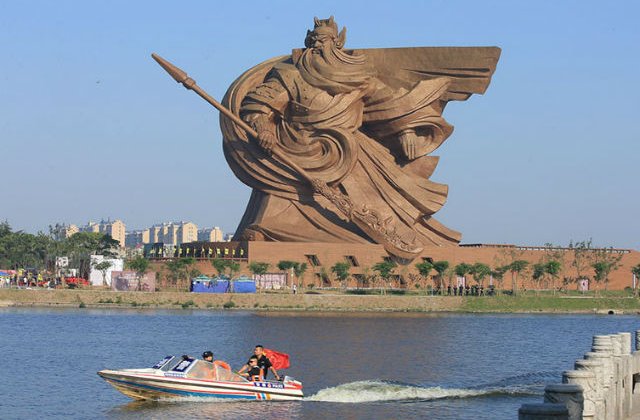 [FOTP] O statuie gigantica, infatisand Zeul Razboiului, a fost dezvelita in China